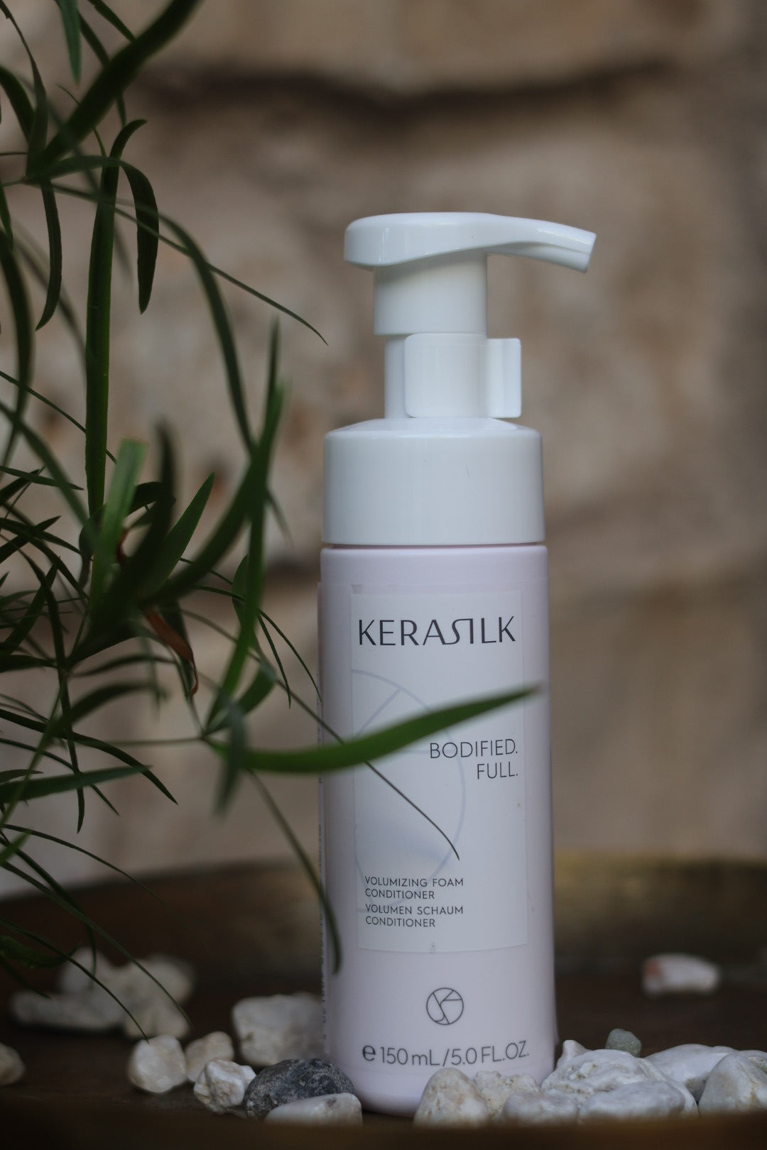 Kerasik  Volumizing Foam Conditioner, voor meer natuurlijke volume, hydrateert en versterkt het haar  