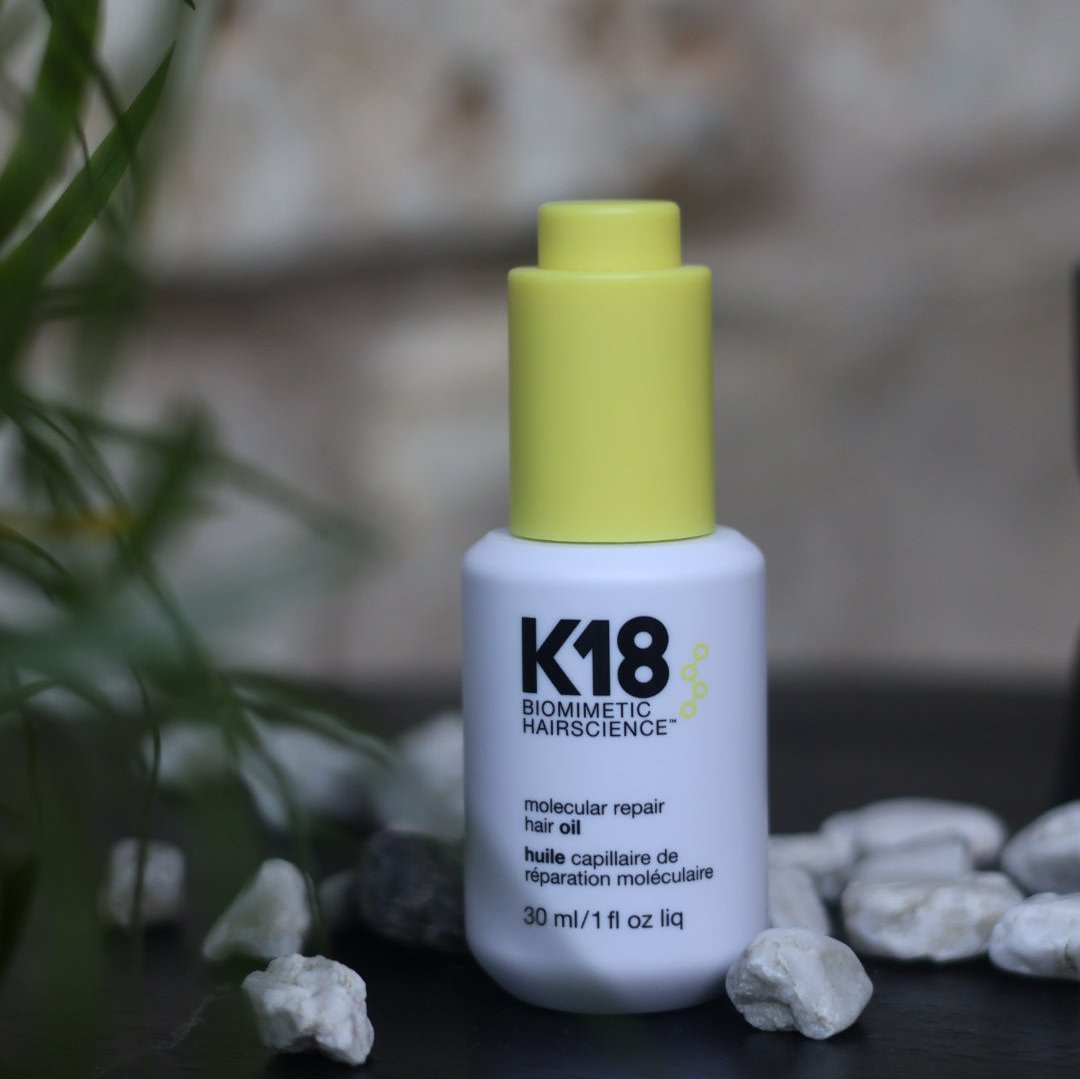 K18 De Molecular Repair Hair Oil is een gewichtloze en siliconen vrije olie die pluis bestrijdt op een andere manier door de schade van binnenuit te herstellen 