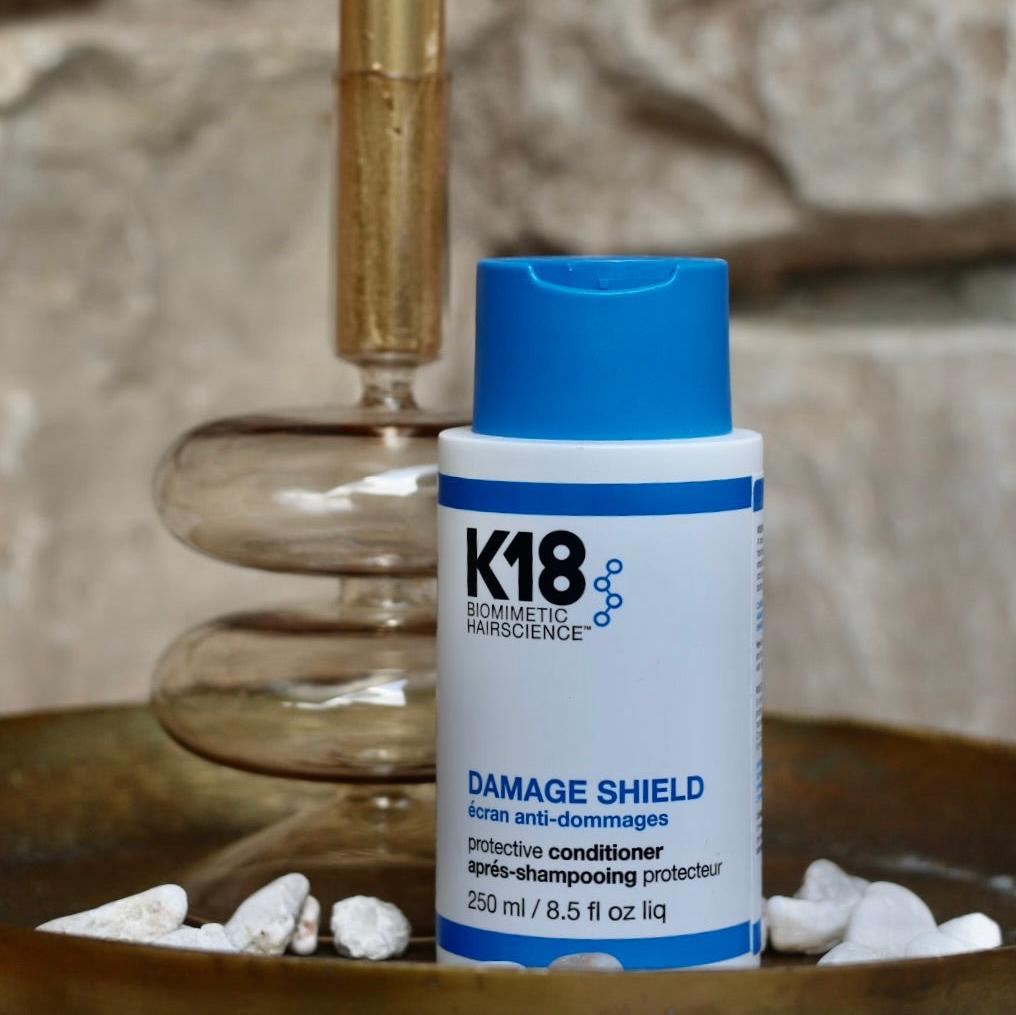 K18 Damage shield conditioner vult perfect aan op de damage shield shampoo, geeft zekerheid aan joue routine. Biedt bescherming op de dagen waarbij je het K18 leave-in mask niet gebruikt